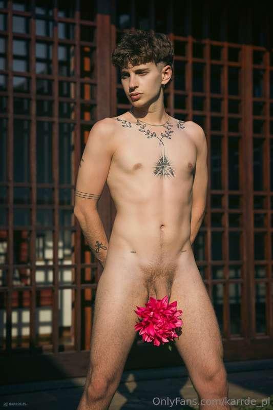 Hung and hot @bebefax with his flower 🔥😈🍆
