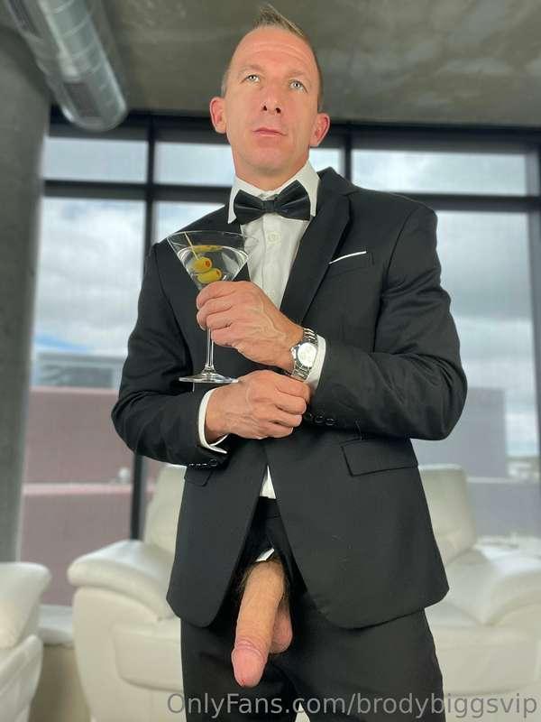 007 reporting for duty 🍸 ***New Bond vid is in your DMs now*..