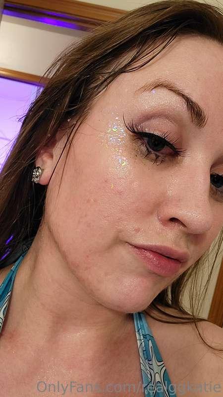 I love how the melted facial looked with my face glitter 😝