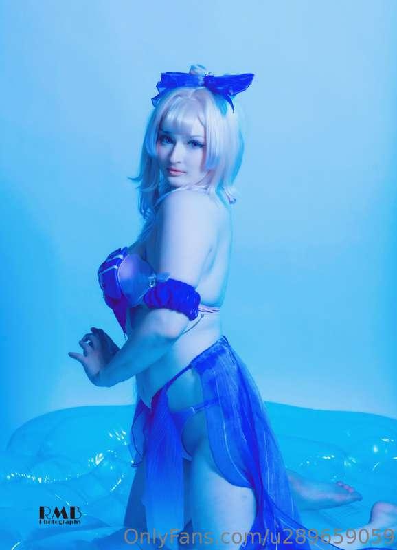 💙 here with my Kokomi cosplay to remind you all to drink wat..