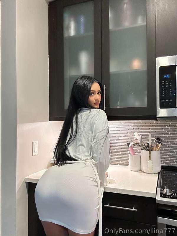 DM me right now with a 🍑 if you wanna see me take this robe ..