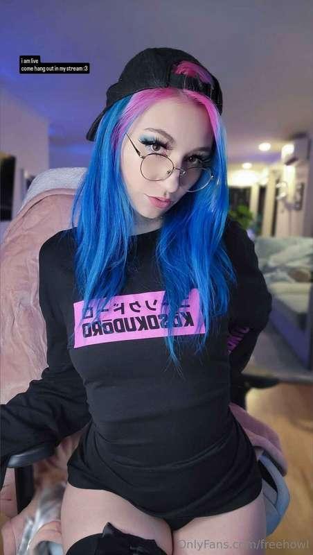 i am live rn :3 come hang out in my stream!