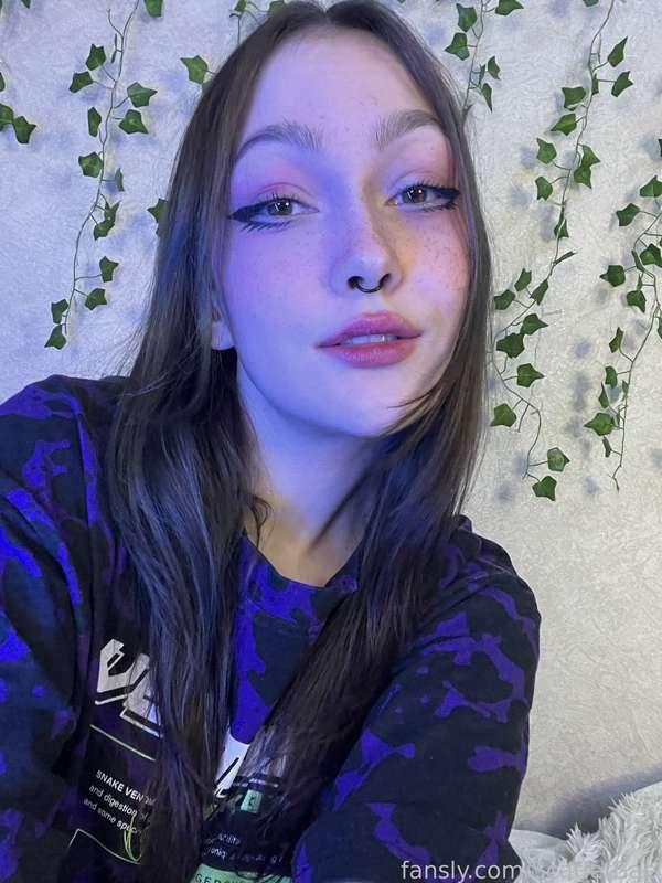 Do I look good in blue? Btw have you played the new warzone? I think it's a very good map with Verdansk vibes 😍 

#egirl #teen #cutie #girlnextdoor #gamer #geek #nerdy #brunette #kawaii 