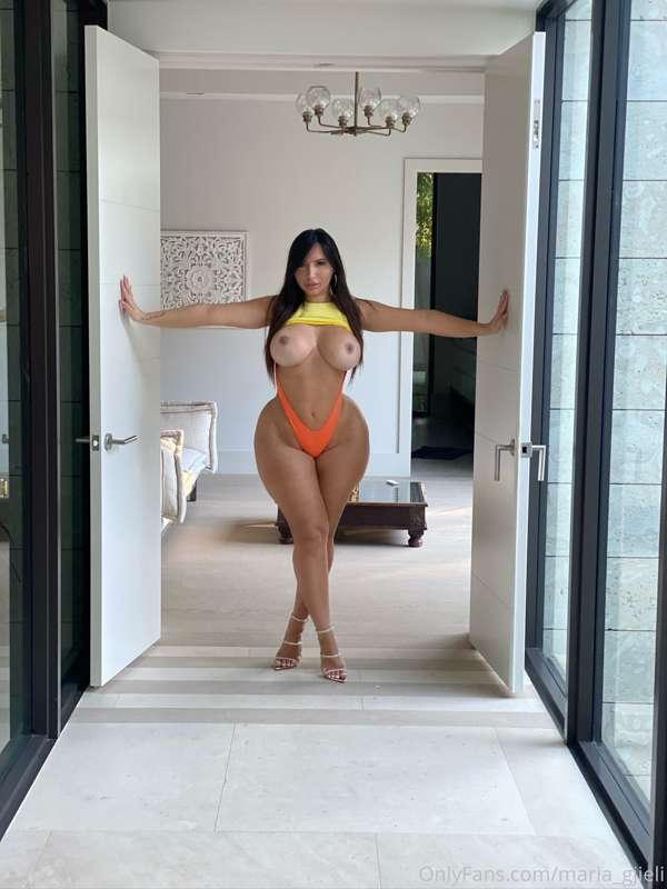 Curves for days😍