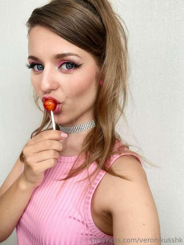 Pink earrings, pink eyeshadow, pink shirt... If it isn’t obv..