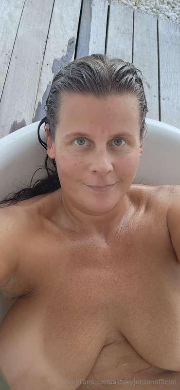 Can you hand me the towel, please? 🙈