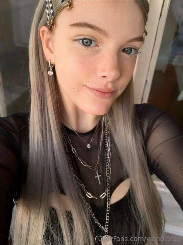 🔥 STOP SCROLLING 🔥@rebeccasalvatore69
🔥 Her wet pussy 🫦🫦 is ..