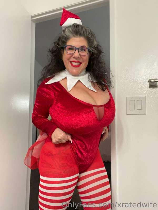 Naughty MILF on the Shelf strips and shows off her Mature bo..