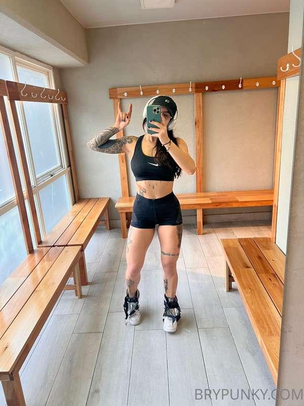 Happy Fridaay 🔥
A little sweaty check and naughtiness at gym..
