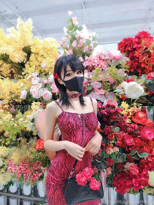 Just went outside without wearing anything inside >//////< 
..