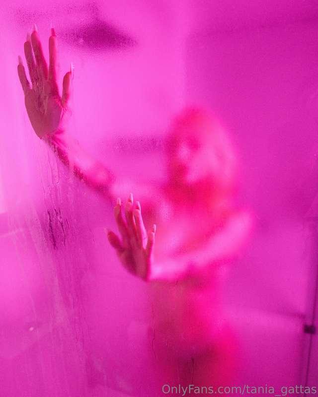**Naked in pink**… 
Ya revisaste tus mensajes ? 😏