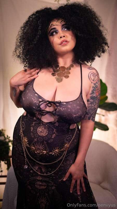 Are you ready to bend the knee?   New photoset of Queen Octa..
