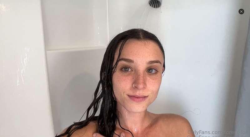 Wanna Cum get naughty with me in the shower?😘