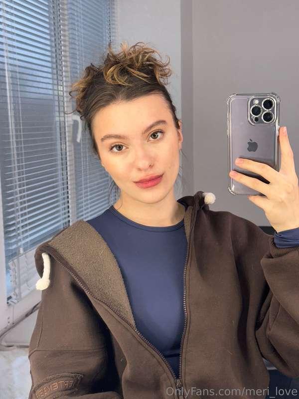 When a longsleeve hugs so right, even your phone gets jealou..
