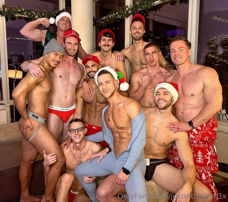 Is it Christmas yet?😇🤩
@letseatcakexx
@cagedjock
@discodickn..