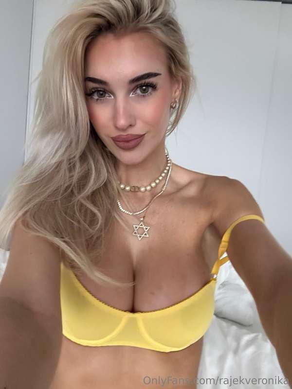 Happy Friday Loves 😇☀️🍌🌼