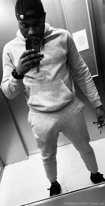 I’ve heard you like guys in grey joggers..... 🍆