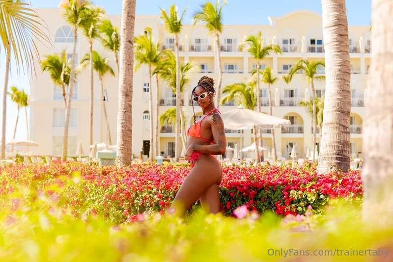 Beach babe, at your service 🌴