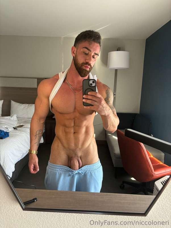 This sexy Daddy’s OF @hugeskyler is FREE Right now!😍 Enjoy t..