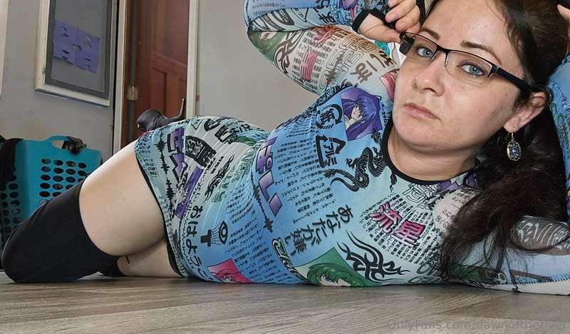 Just laying around on the floor, happy Wednesday 😊