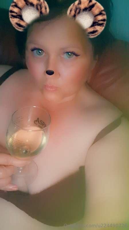 This lil kitty is chilling with a wine 🍷 mmmm yummy xx