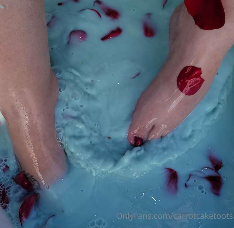 Happy Valentines Day! 💝 

Still shots of my VDay foot milk b..