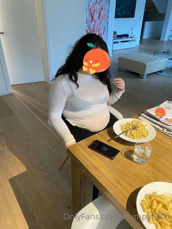 Some more pics of me being a greedy pig at dinner 😉 what wou..
