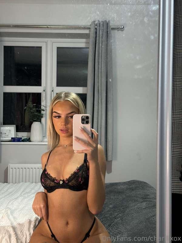 Serving looks and mirror vibes 🥵