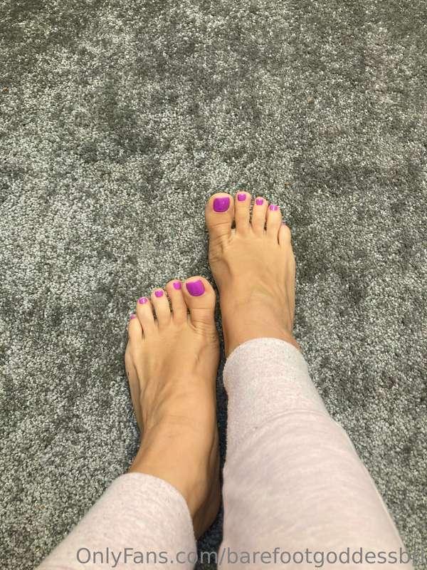 Who thinks this color makes my toes pop ?