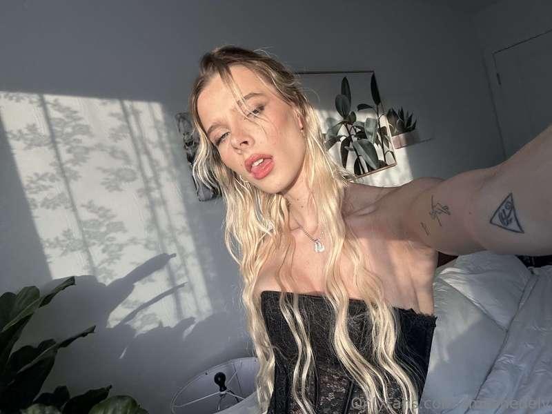 titties spilling 👀