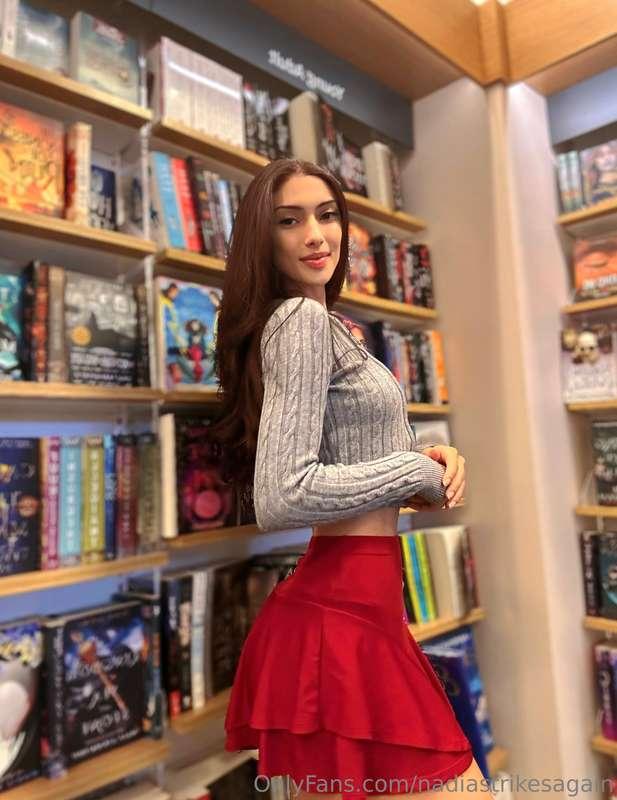 More of me in my element hehe 🤭 happy Friday 📚