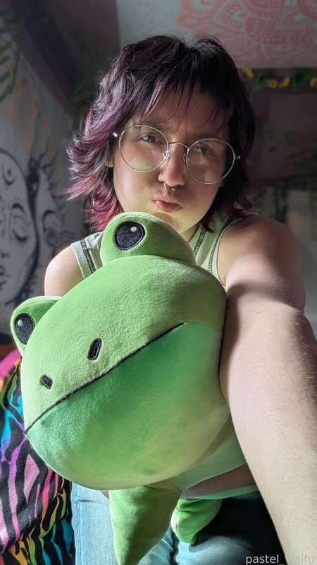 meet my sweet new froggie! also featuring my fresh cut and dye!! eee im so happy with how my hair turned out, do you like it?! 