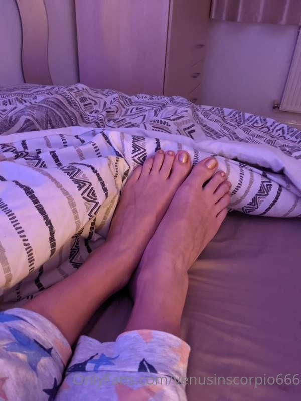Foot porn for my feetishists 💦 you like my pedi?