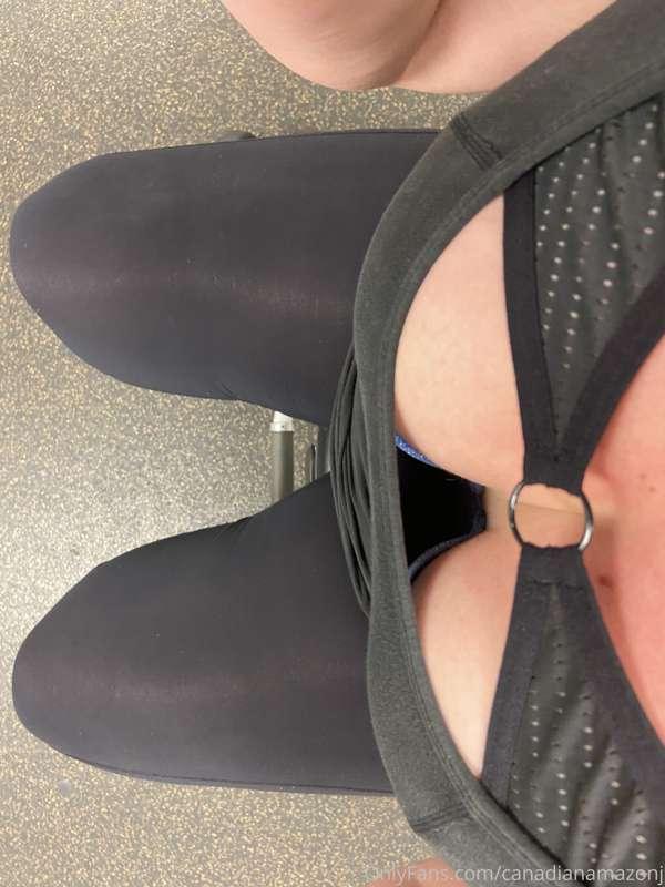 Some shots from the gym this morning 💪🏻  #tallgirl #bigfeet ..