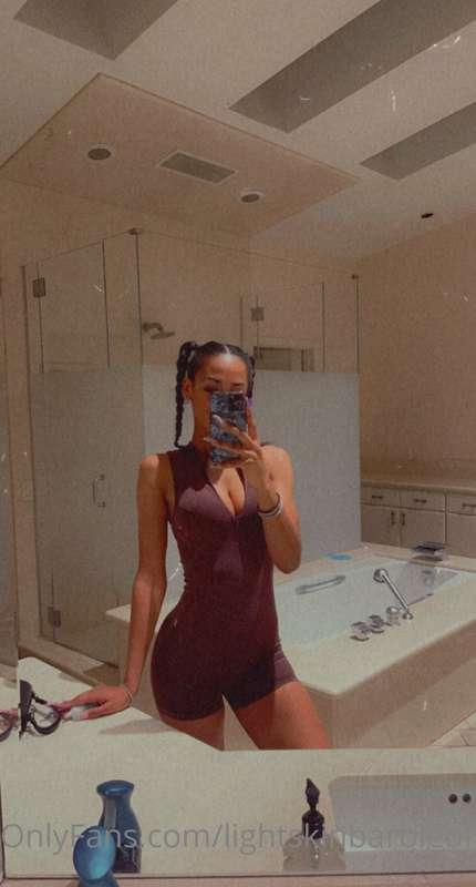 Good morning😈 DM me what you wanna see