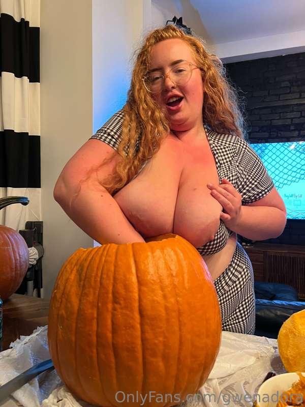 degutting the pumpkin 😈