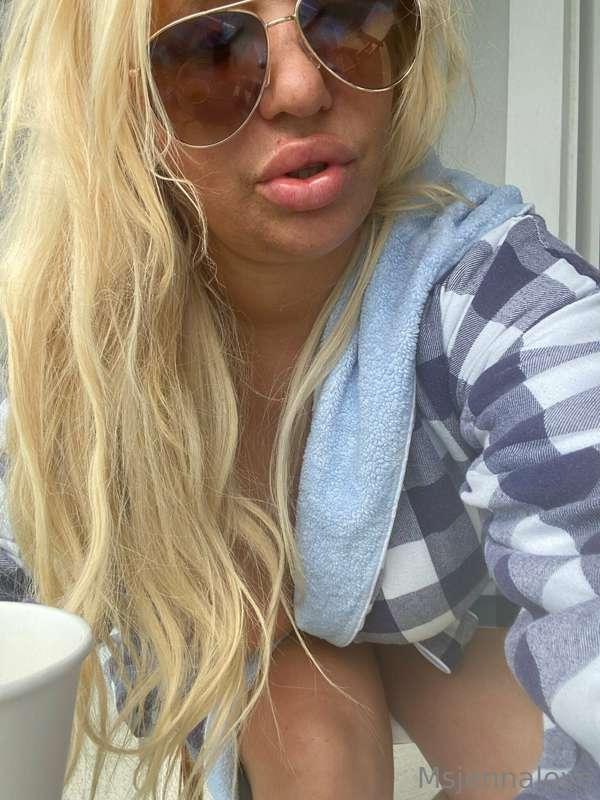 Could I wrap these lips around your cock on this balcony?
