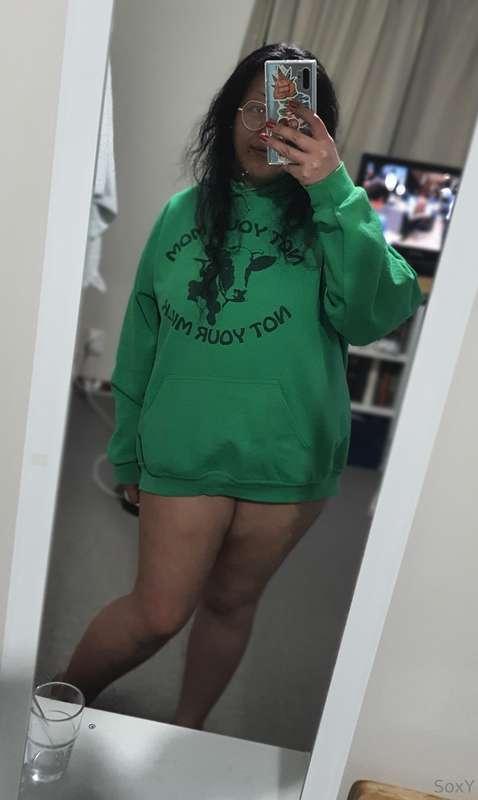 Hey babes~ <3Got my thighs out and just chilling in bed toda..