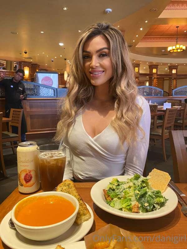 A little Sunday lunch date 🥗🥤

I loveeeeee a good Caesar sal..