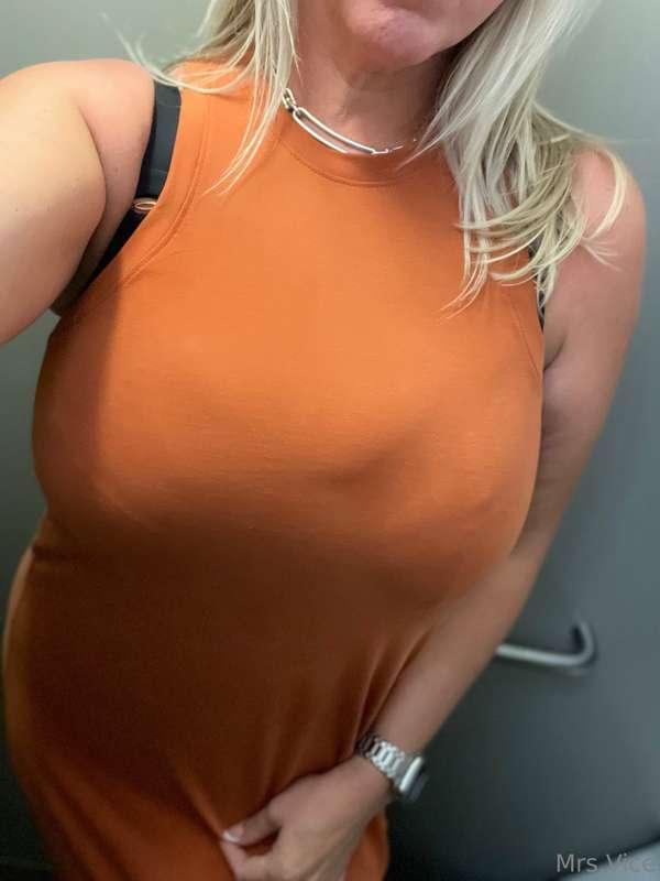 Travel outfit… from the bathroom on the plane! 😈