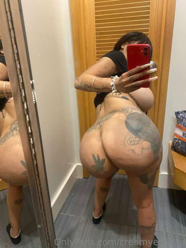 showing my ass in the fitting room 😍