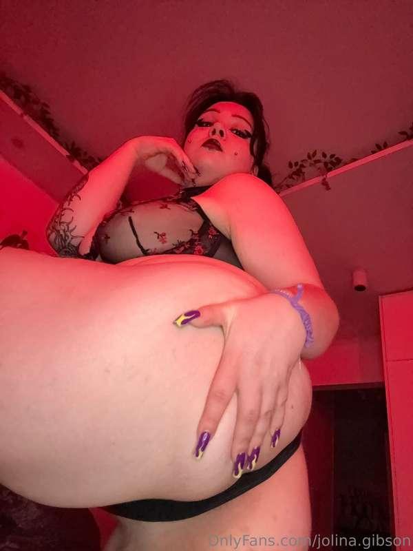 how bad do you wanna fuck this tight little goth pussy? 🤫