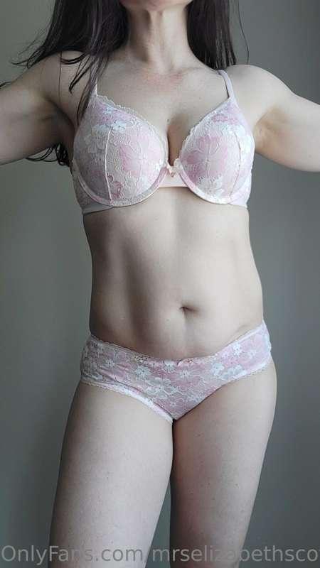 My new bra and panties arrived! I love the pink and the flow..