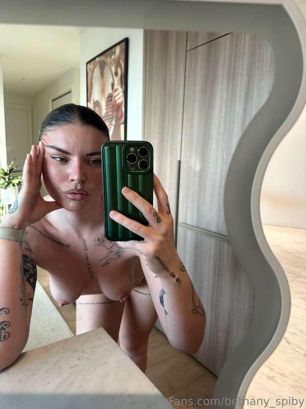Contemplating what I should do with my pussy hair 🤔