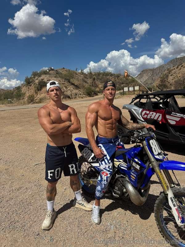 Riding w the boys 🏜️
