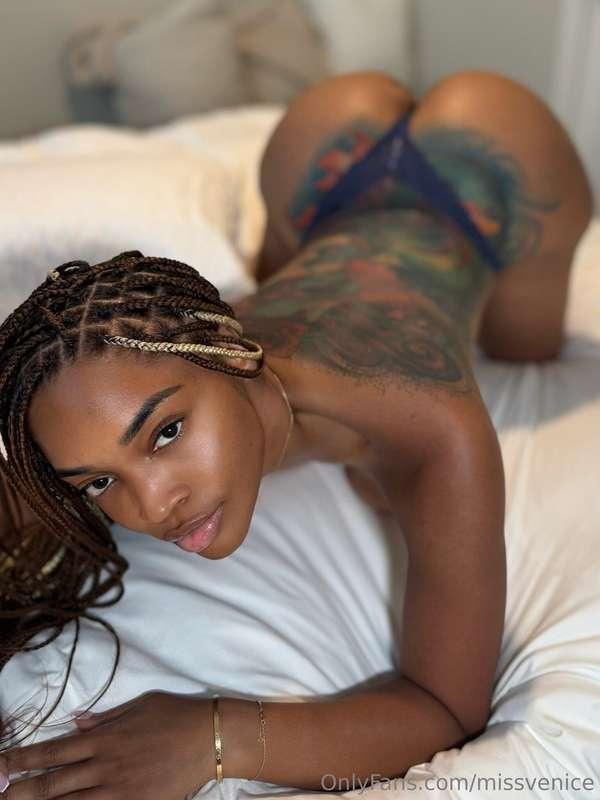 What’s the first thing your eyes went to? 👀🔥