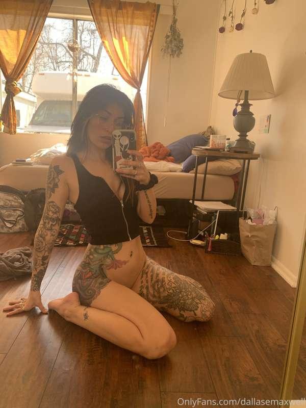Quick mirror pics💖 how cute is my friends room tho 👀