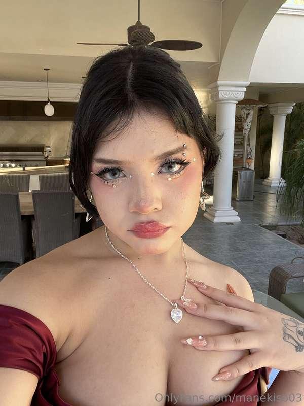 Not enough cleavage? 😈 DM me for more