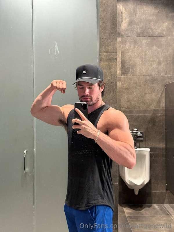 flexin' just enough to distract you💪