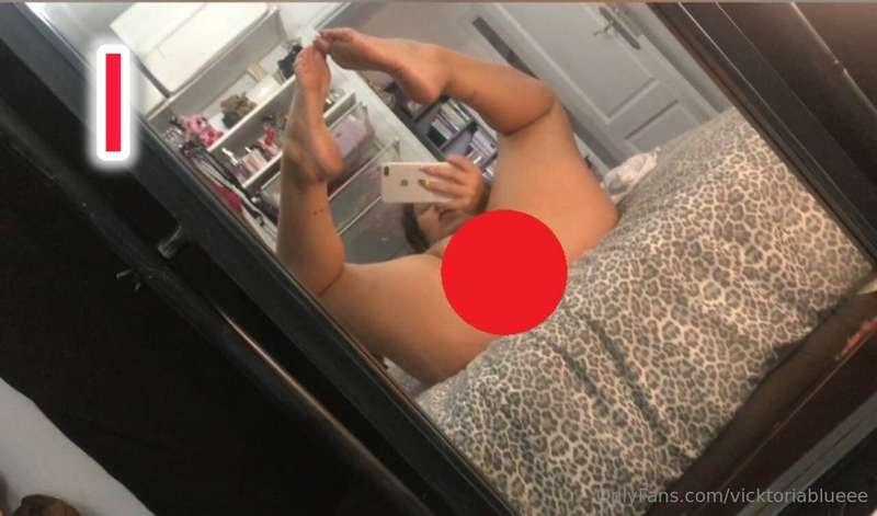 I. Mi pequeñita y sexy lencería blanca cae lentamente, como ..